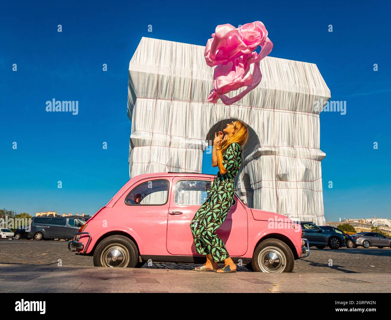 France, Paris, place de l'Etoile, rose Fiat 500 devant l'Arc de Triomphe enveloppée par Jeanne-Claude et Christo Banque D'Images