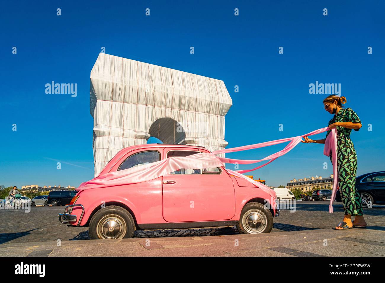 France, Paris, place de l'Etoile, rose Fiat 500 devant l'Arc de Triomphe enveloppée par Jeanne-Claude et Christo Banque D'Images