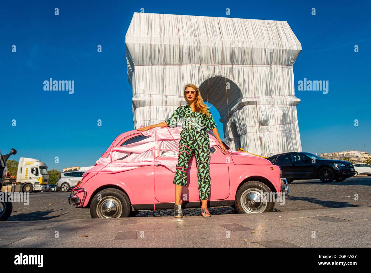 France, Paris, place de l'Etoile, rose Fiat 500 devant l'Arc de Triomphe enveloppée par Jeanne-Claude et Christo Banque D'Images