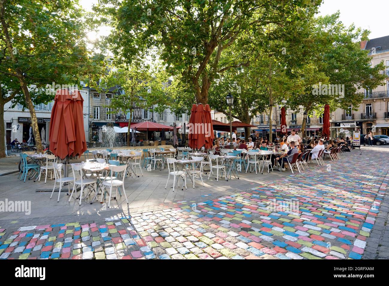 France, Côte d'Or, Dijon, région classée au patrimoine mondial de l'UNESCO, place Emile Zola avec pavés colorés Banque D'Images