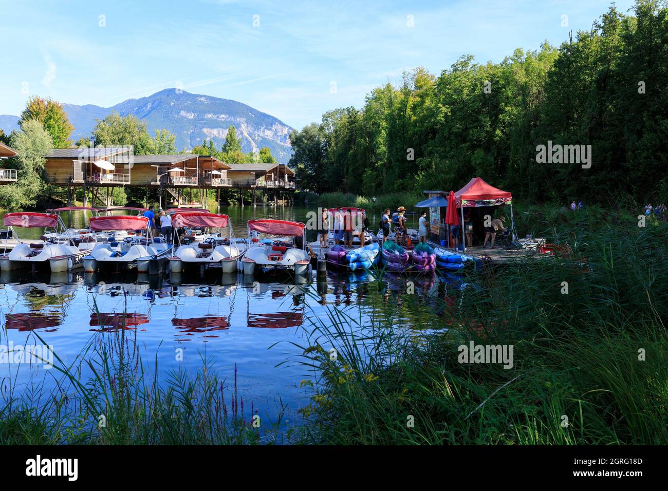 France, Savoie, Chanaz, canal de Savères, chalets lacustres, location de bateaux Banque D'Images