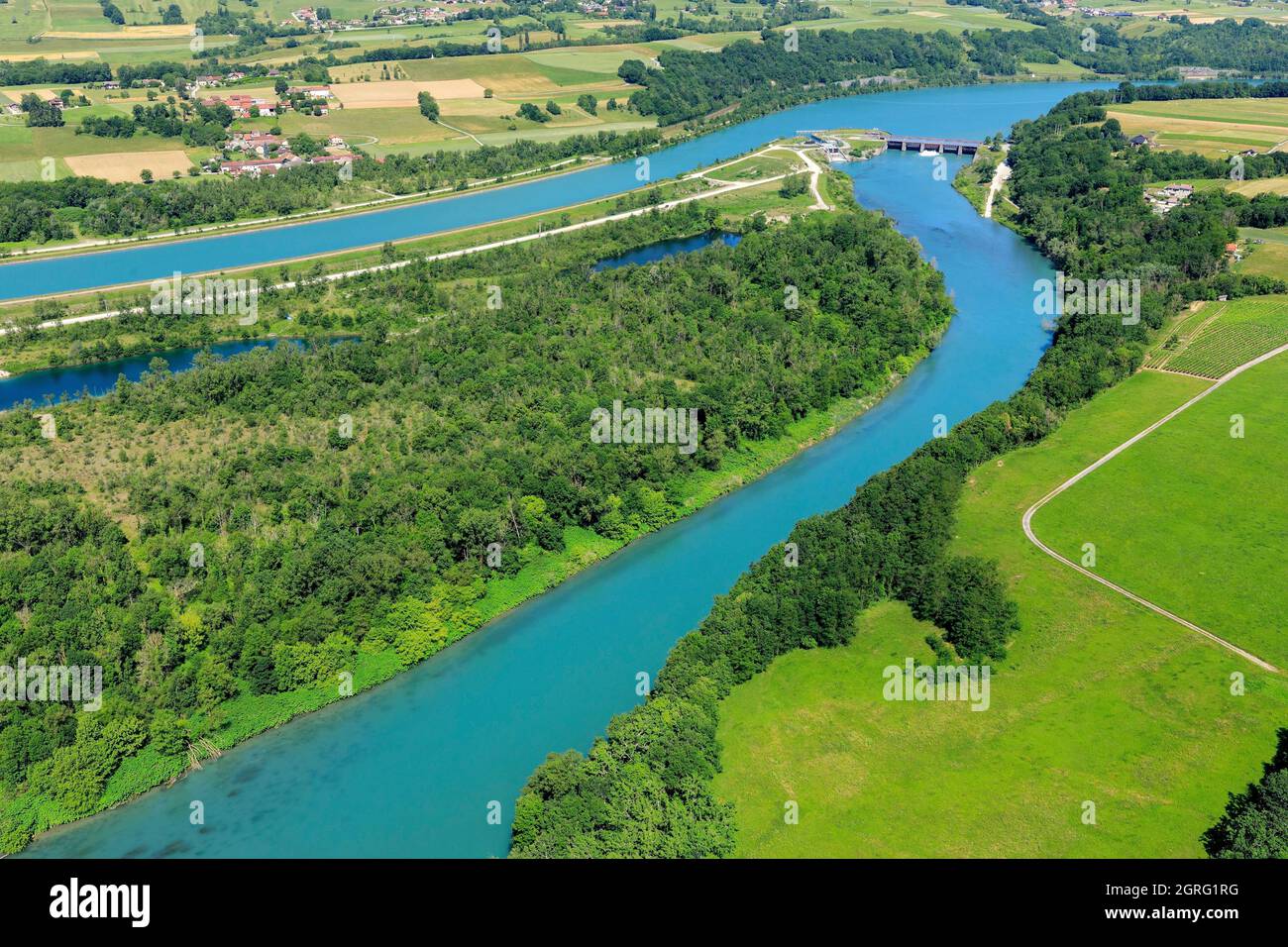 France, Savoie, Motz et Ain, Anglefort, les grandes Iles, Barrage de Chautagne et petite centrale hydroélectrique (PCH) sur le Rhône en arrière-plan (vue aérienne) Banque D'Images
