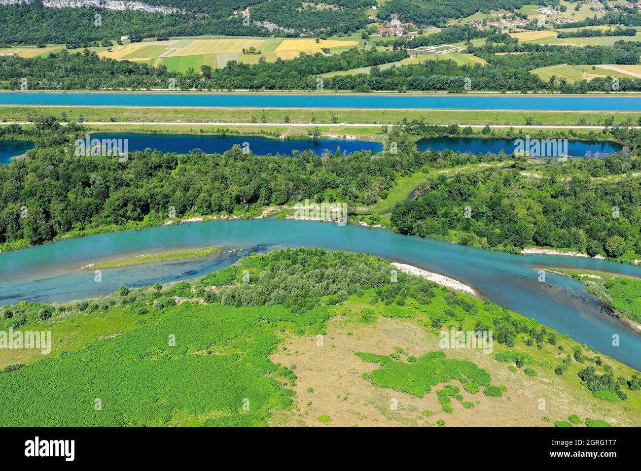 France, Savoie, Serrieres en Chautagne et Ain, Anglefort, le vieux Rhône, les îles Malourdie, les puits d'extraction de Malourdie et le canal du Rhône en arrière-plan (vue aérienne) Banque D'Images