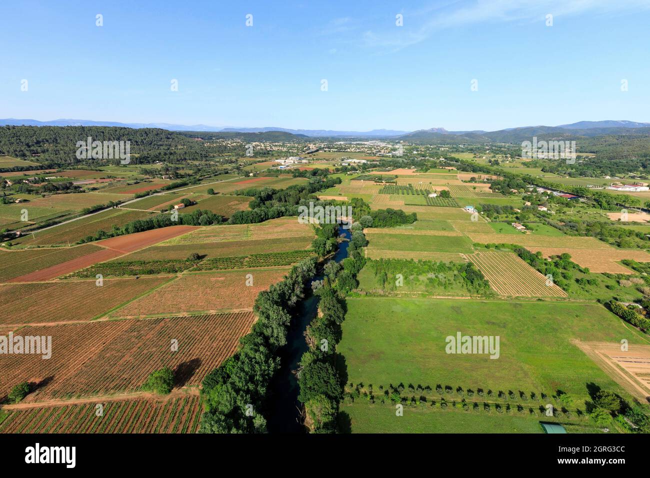 France, Var, Dracenie, Taradeau, vignobles au bord de la rivière l'Argens (vue aérienne) Banque D'Images