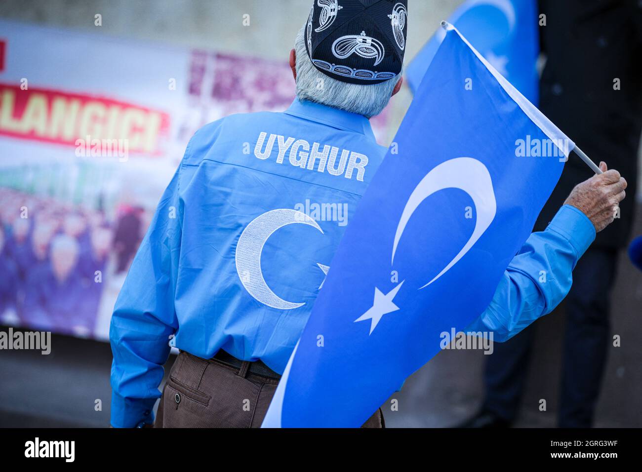 Ankara, Turquie. 1er octobre 2021. Un manifestant détient un drapeau d'Uyghur exprimant son opinion pendant la manifestation.les Turcs d'Uyghur ont protesté contre les violations des droits de l'homme en Chine sur la place Ulus Atatürk. Crédit : SOPA Images Limited/Alamy Live News Banque D'Images