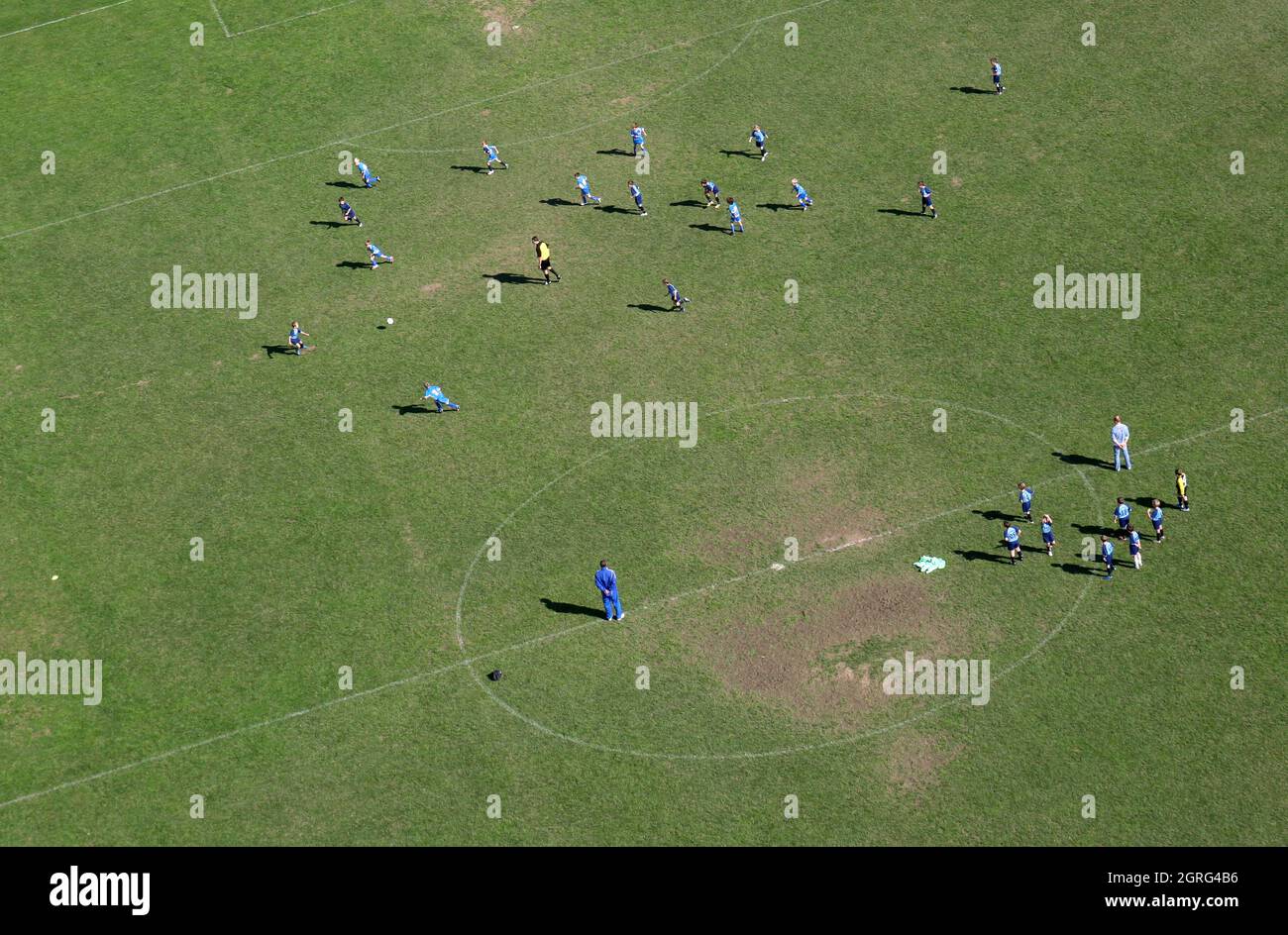 Les enfants s'entraînent au football sur un grand terrain de football à Velika Gorica, en Croatie Banque D'Images