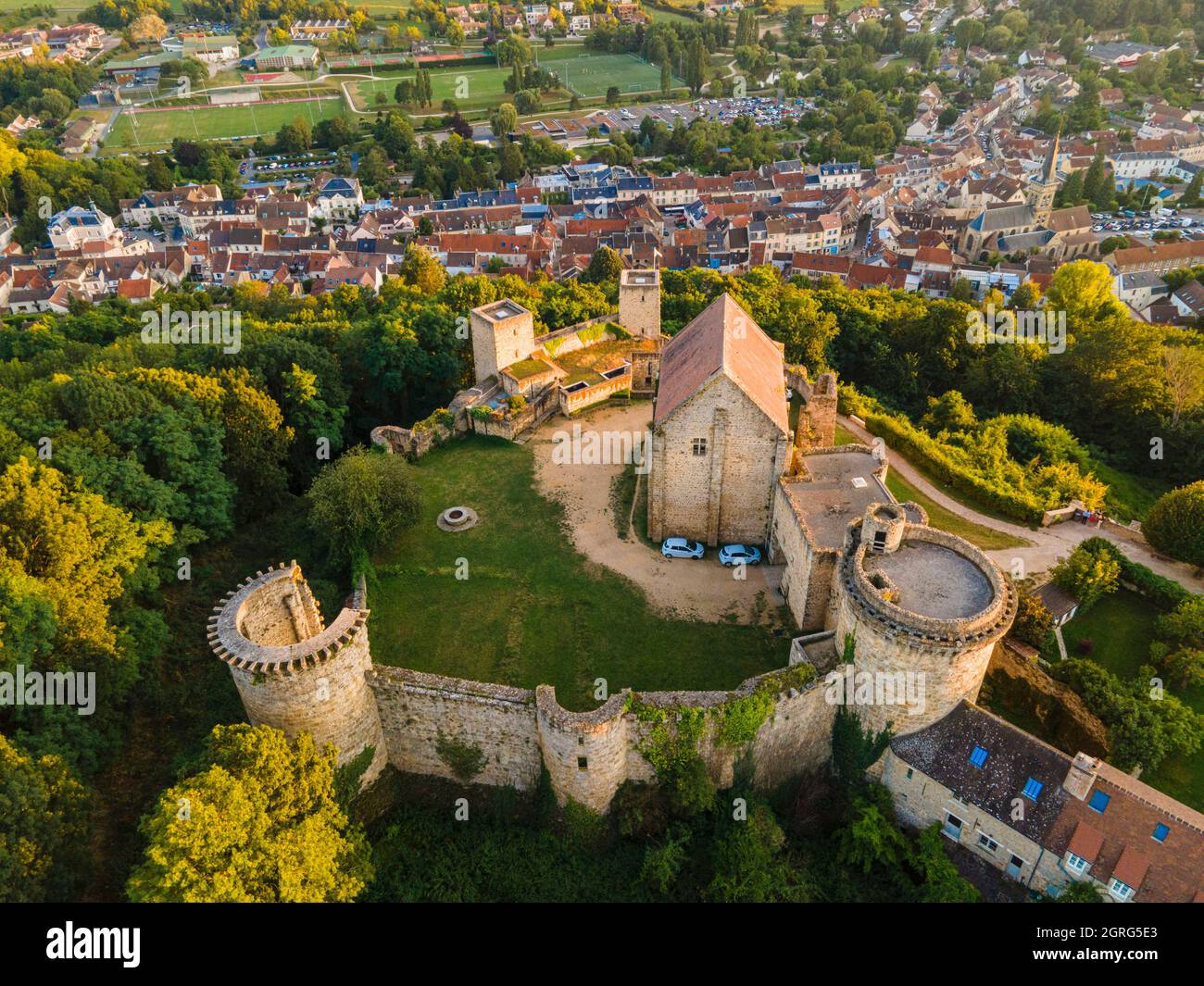 Vue sur la ville de Fougères (35) et son château – A view over Fougères