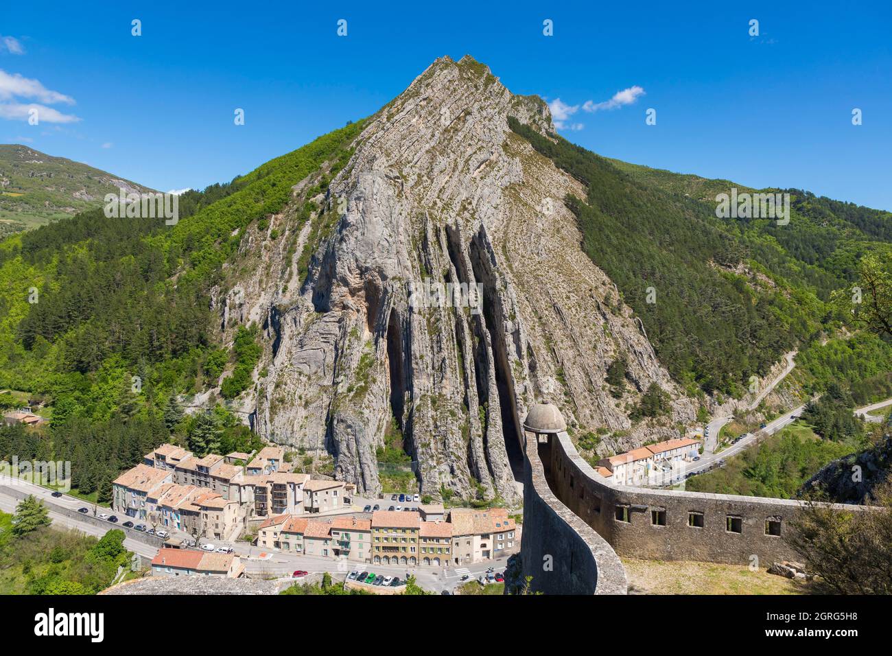 France, Alpes-de-haute-Provence, Sisteron, rocher de Baume Banque D'Images