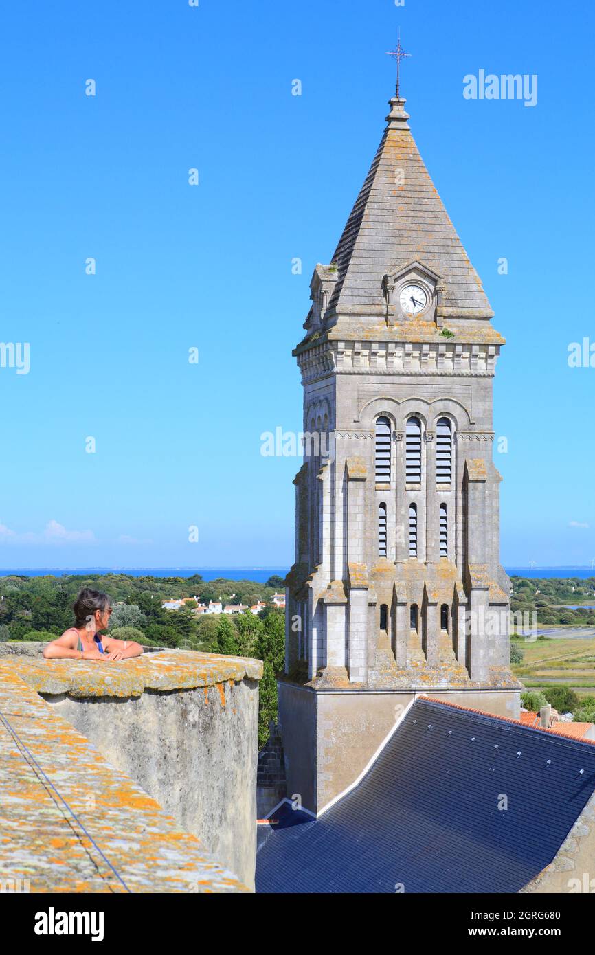 France, Vendée, île de Noirmoutier, Noirmoutier en ile, vue du château sur l'église Saint Philbert Banque D'Images