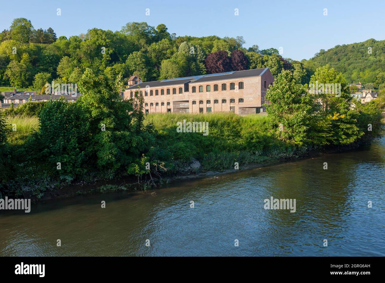 France, Eure, Vallée de Risle, Pont-Audemer, le plus beau détours de France, surnommé la petite Venise de Normandie, ancienne usine de fabrication de carton, transformée en incubateur d'entreprises en 2013 par la société d'architecture H2O et Jean-Jacques Hubert Banque D'Images