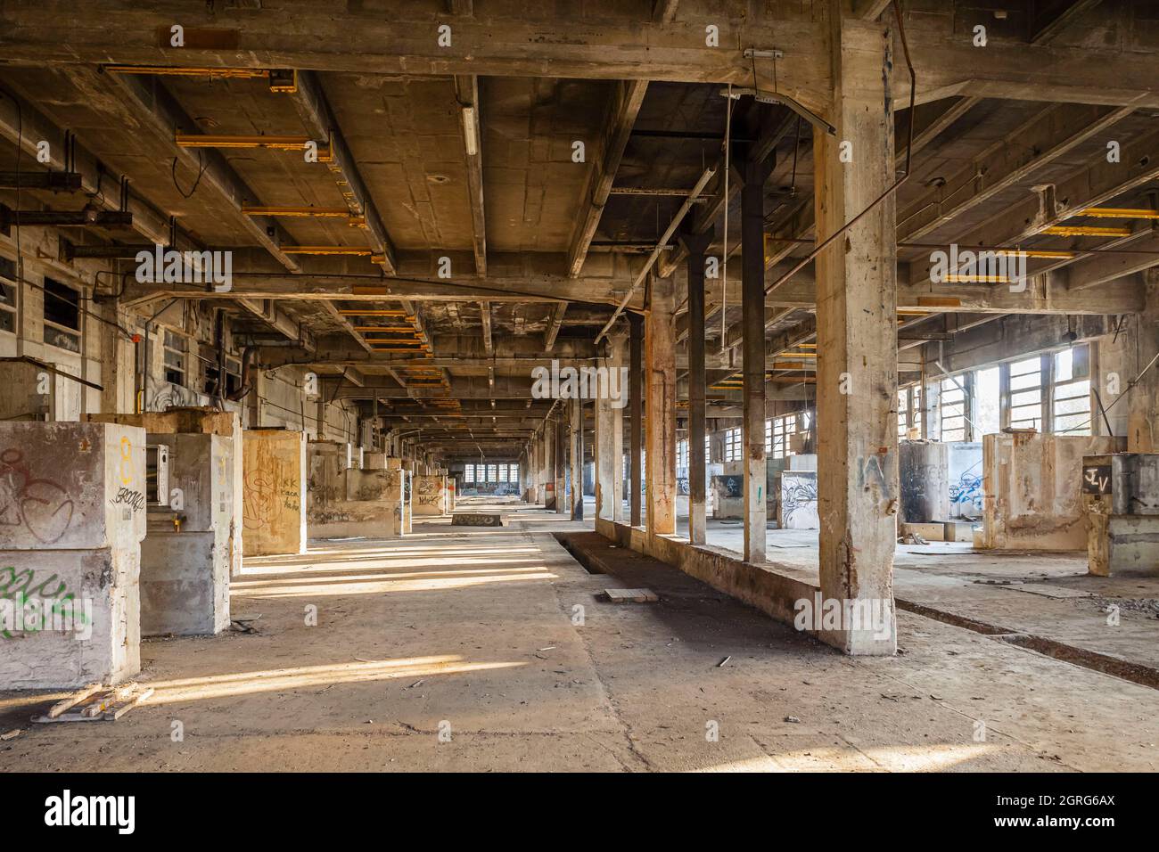 France, Eure, Vallée de Risle, Pont-Audemer, labellisé le plus beau détours de France, surnommé la petite Venise de Normandie, atelier de fabrication de l'ancienne tannerie Costil (1951-2005), occupant 5 hectares, architecte Raoul Leroy, production maximale de 2 millions de m² de cuir par an dans les années 1970, Évacuation des eaux usées dans le Risle après purification Banque D'Images
