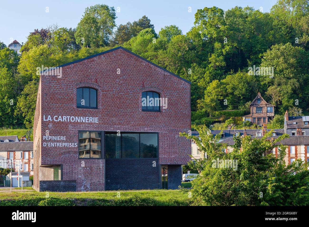 France, Eure, Vallée de Risle, Pont-Audemer, le plus beau détours de France, surnommé la petite Venise de Normandie, ancienne usine de fabrication de carton, transformée en incubateur d'entreprises en 2013 par la société d'architecture H2O et Jean-Jacques Hubert Banque D'Images