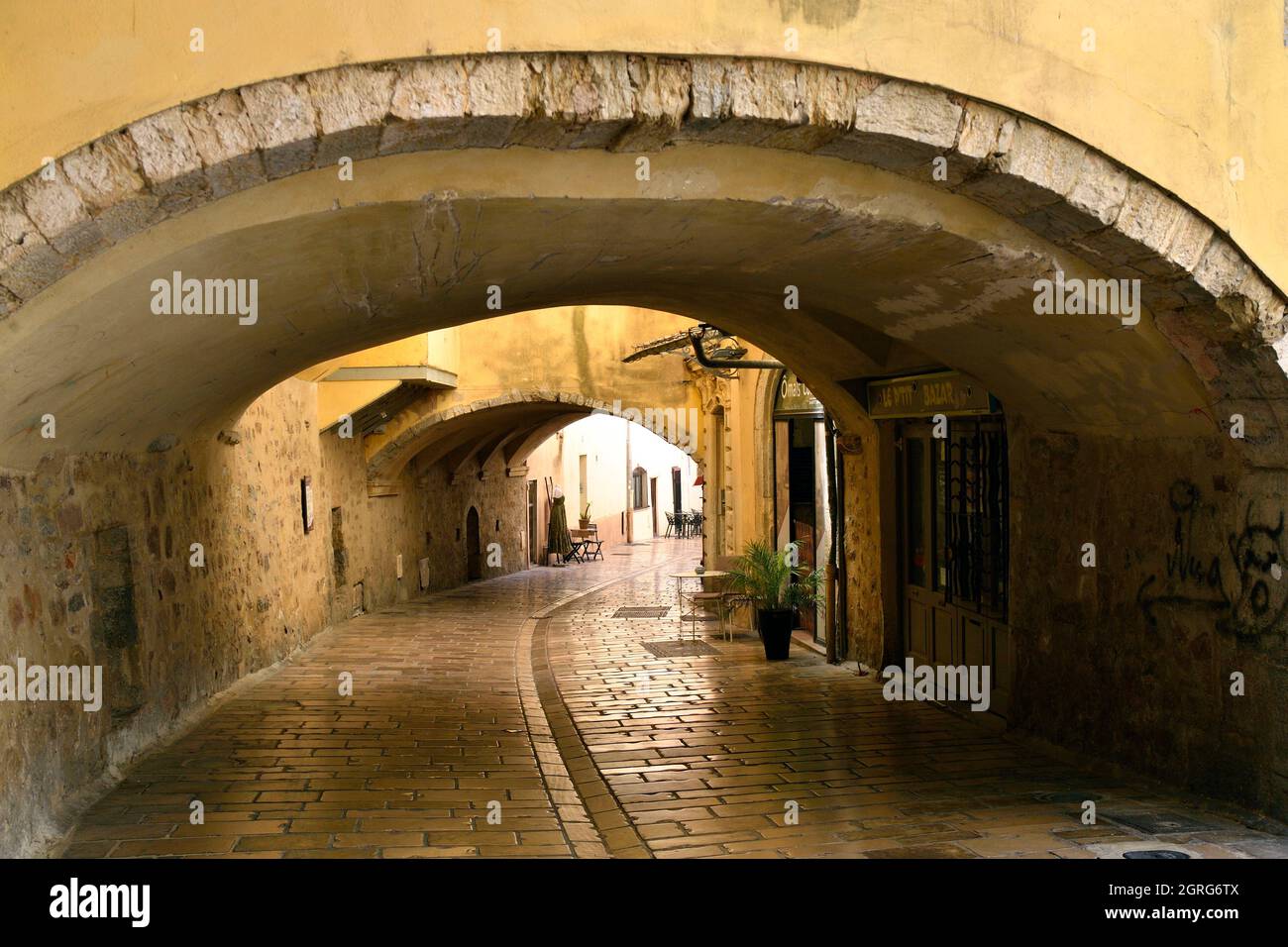 France, Var, Hyères, Vieille ville, rue des Porches Banque D'Images