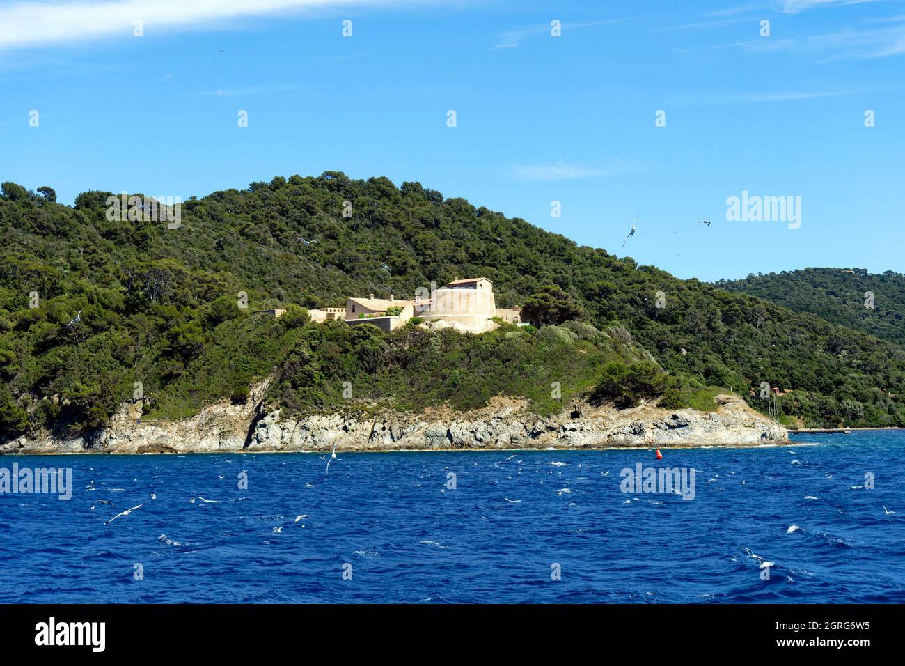 France, Var, Iles Hyères, Parc National de Port Cros île de Port Cros, fort du Moulin surplombant le village de Port Cros Banque D'Images