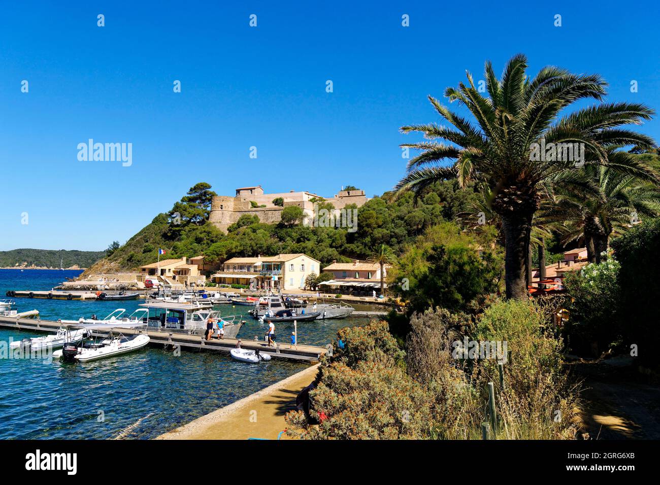 France, Var, Iles Hyères, Parc National de Port Cros île de Port Cros, fort du Moulin surplombant le port et le village de Port Cros Banque D'Images