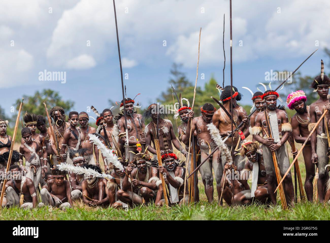 Indonésie, Papouasie, ville de Wamena, membres armés de la tribu Dani réadoptant une scène de guerre tribale. Festival culturel de Baliem Valley, chaque année en août, les tribus se réunissent pour effectuer des scènes de guerre ancestrales, des défilés et de la danse dans des vêtements traditionnels Banque D'Images