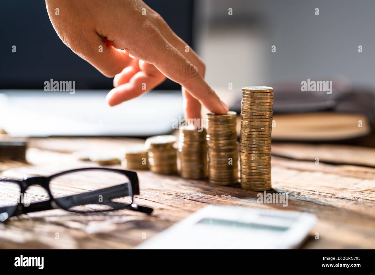 Investissement monétaire et étapes de croissance. Femme montant des pièces de monnaie Banque D'Images