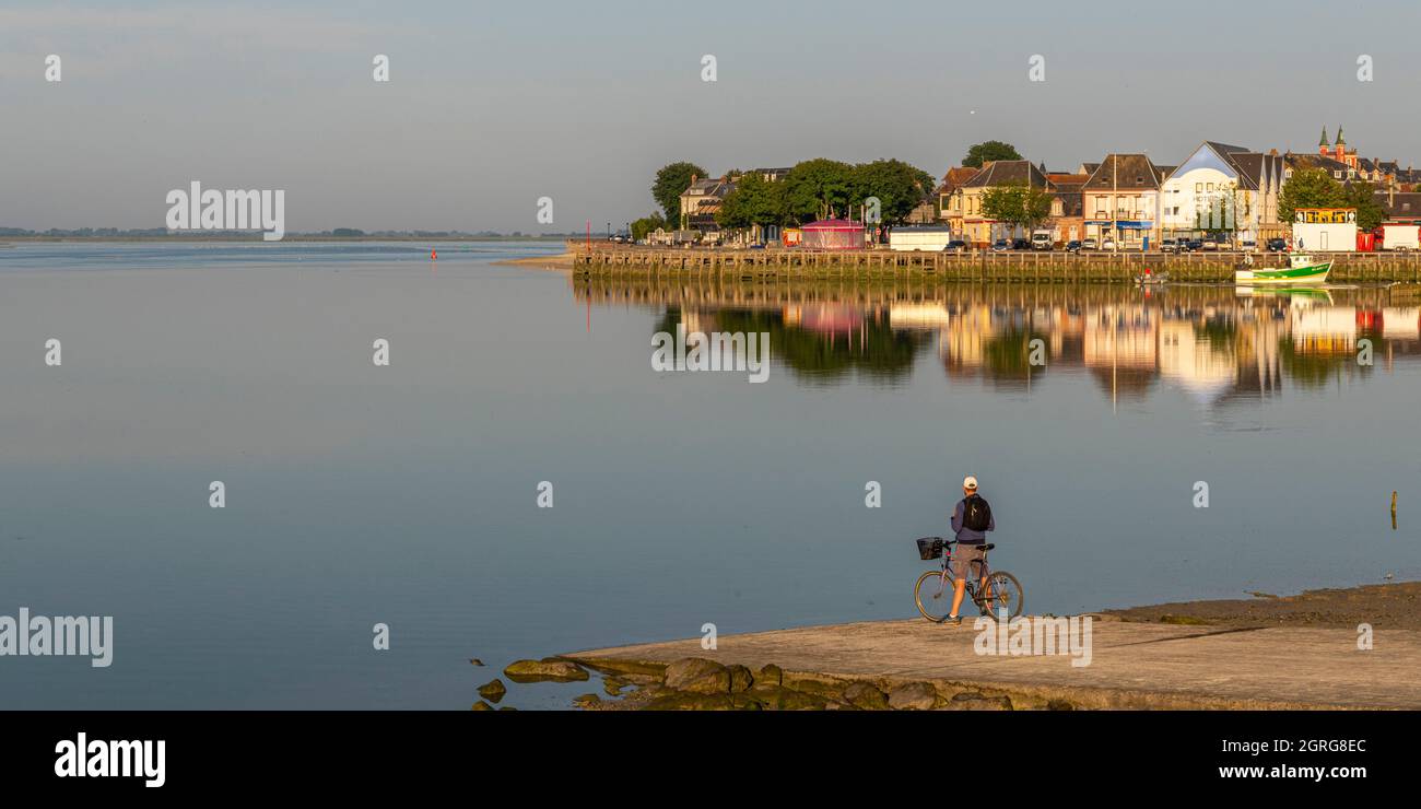 France, somme (80), Baie de somme, le Crotoy, Marais du Crotoy, Un cycliste s'arrête pour admirer la vue sur le Crotoy Banque D'Images
