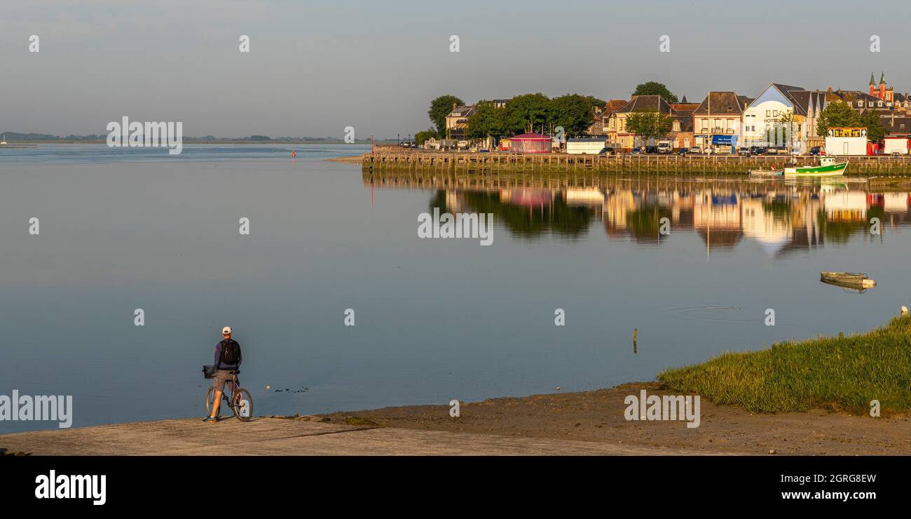 France, somme (80), Baie de somme, le Crotoy, Marais du Crotoy, Un cycliste s'arrête pour admirer la vue sur le Crotoy Banque D'Images