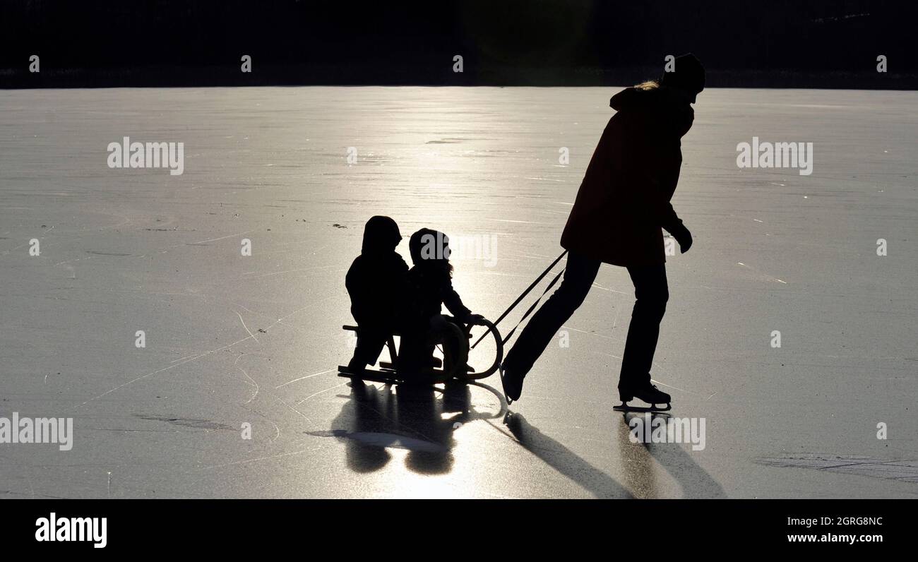 ***PHOTO DU FICHIER*** les gens profitent de températures extrêmement basses sur le Machovo jezero en République tchèque, photographié le 4 février 2012. (CTK photo/Radek Petrasek) Banque D'Images