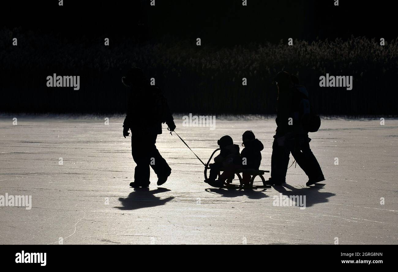 ***PHOTO DU FICHIER*** les gens profitent de températures extrêmement basses sur le Machovo jezero en République tchèque, photographié le 4 février 2012. (CTK photo/Radek Petrasek) Banque D'Images