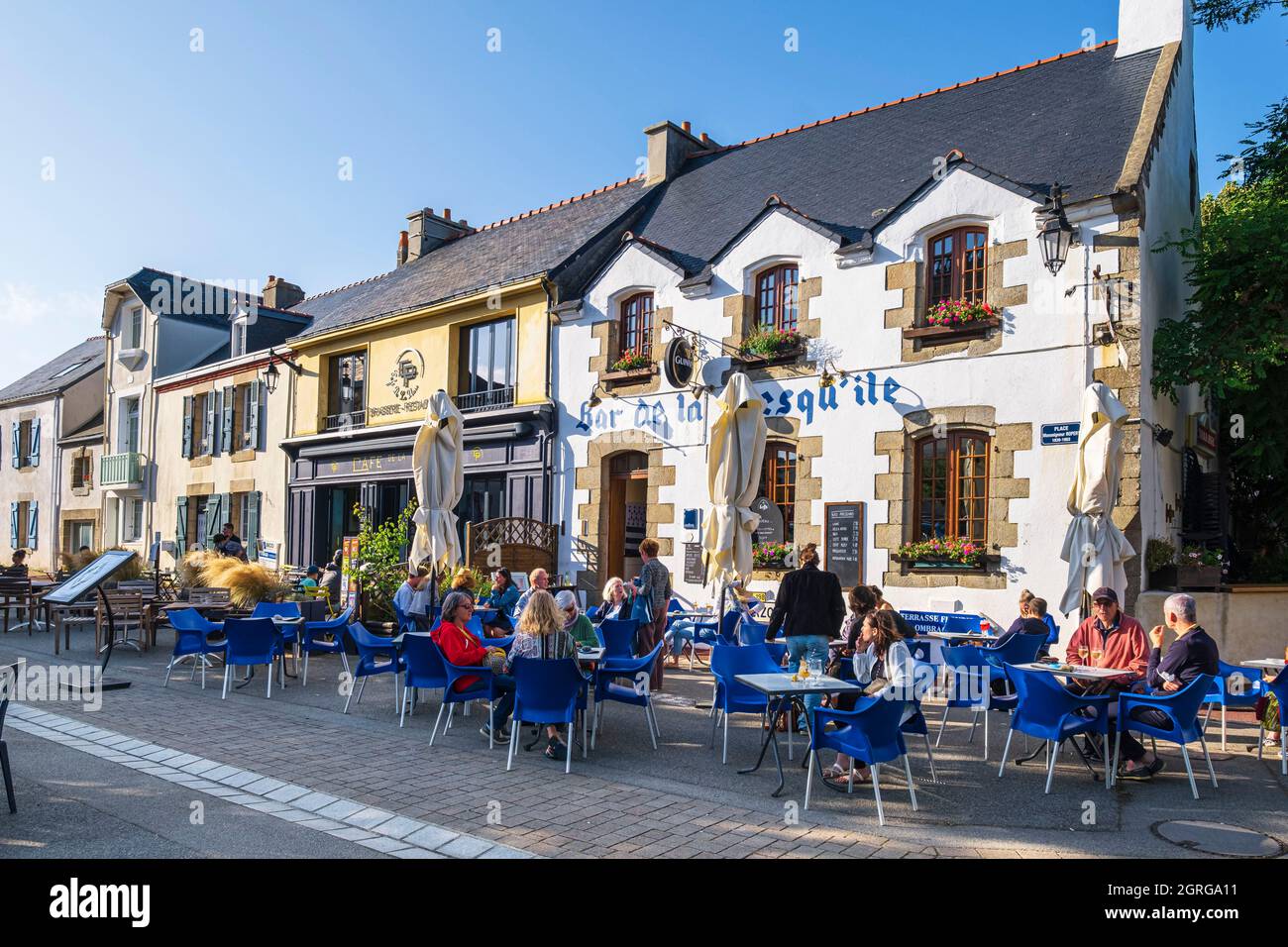 France, Morbihan, Golfe du Morbihan, péninsule de Rhuys, Saint-Gildas-de-Rhuys, Terrasses de la place Mgr Ropert Banque D'Images