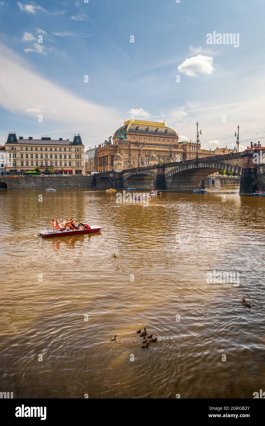 Théâtre national et pont de la légion, Prague, République tchèque, vue sur le front de mer de la Vltava Banque D'Images