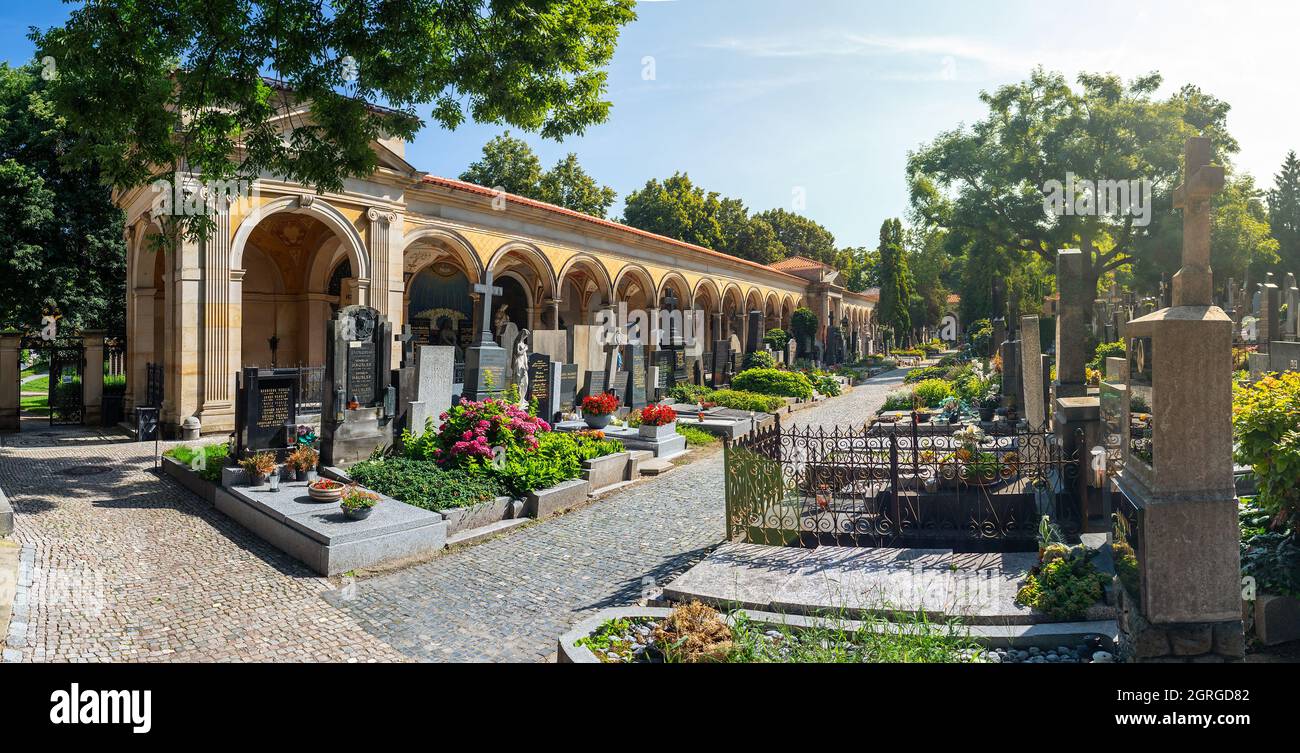 Cimetière Vysehrad, Prague, République Tchèque - panorama du cimetière avec arcades et tombes de personnalités célèbres Banque D'Images