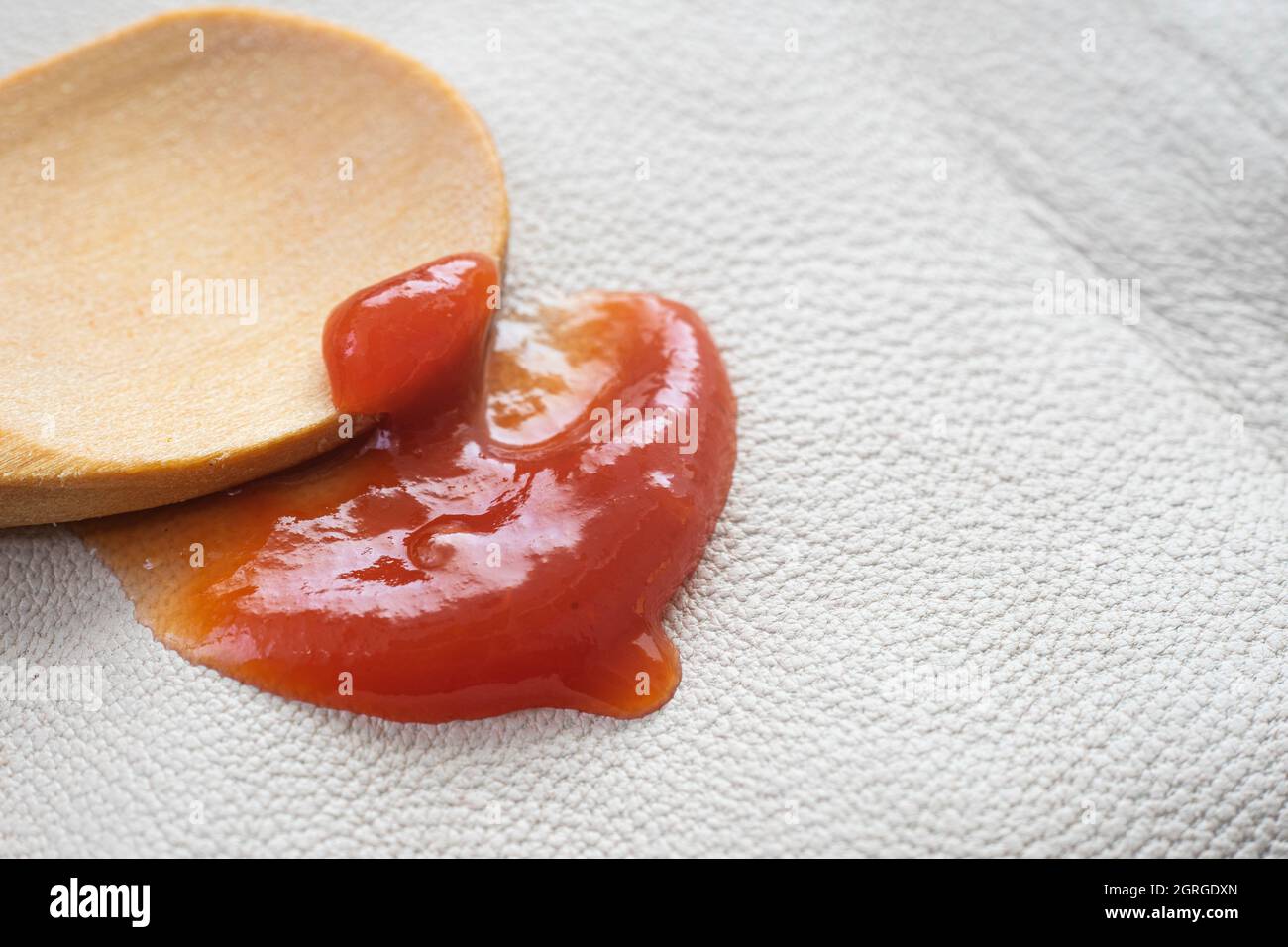 Taches de ketchup sur la texture du cuir blanc, texture macro, concept de  nettoyage Photo Stock - Alamy