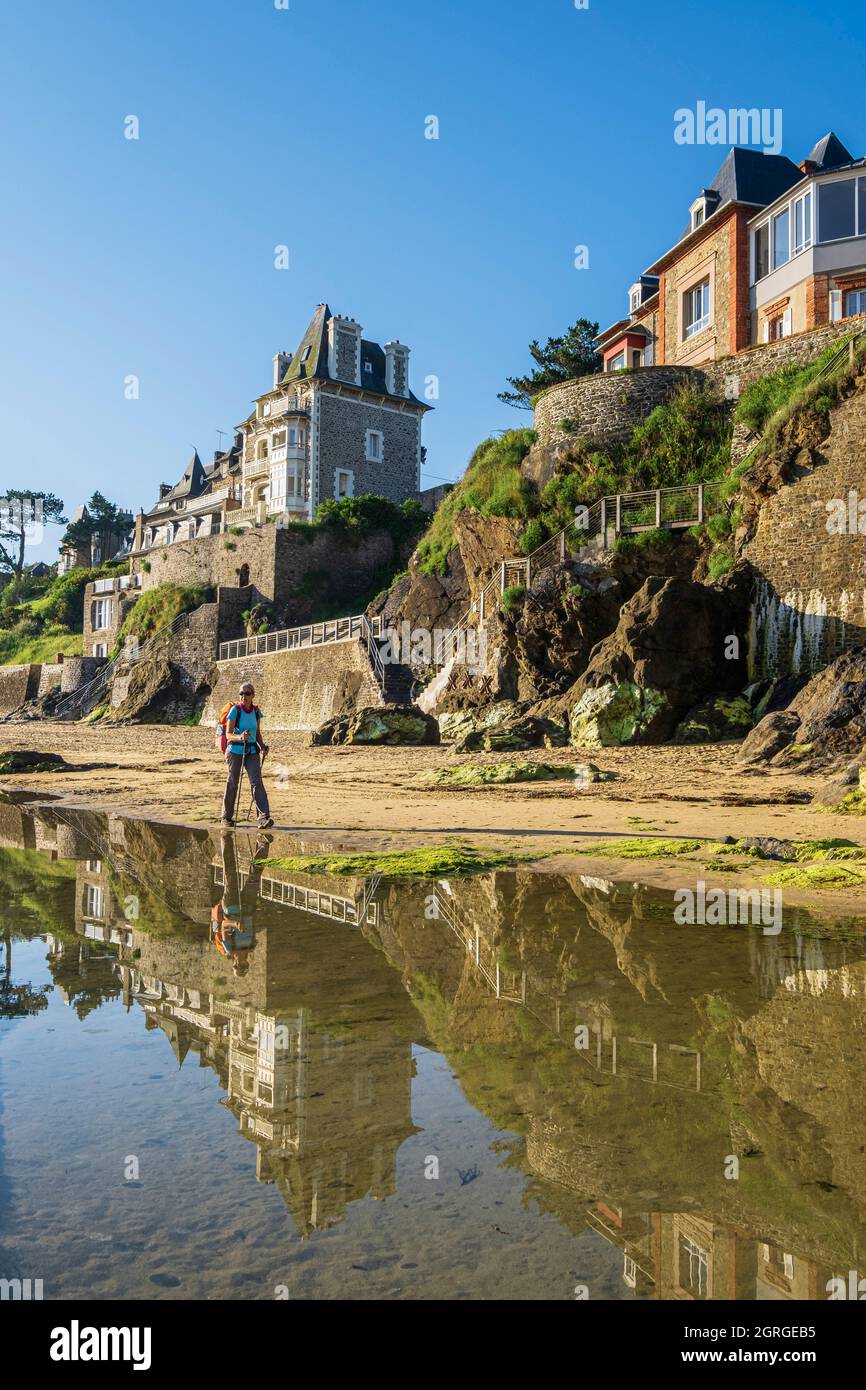 France, Ille-et-Vilaine, Dinard, plage de Saint-Enogat, randonnée le long du sentier de randonnée GR 34 ou du sentier de douane Banque D'Images