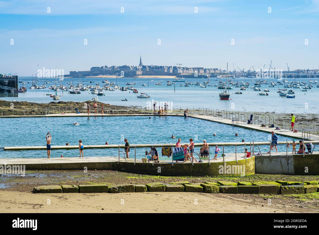 France, Ille-et-Vilaine, Dinard, station balnéaire le long du sentier de randonnée ou du sentier de douane GR 34, piscine d'eau de mer le long de la promenade clair de Lune, Saint-Malo en arrière-plan Banque D'Images