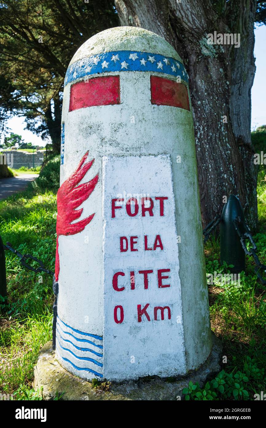 France, Ille-et-Vilaine, Saint-Malo, quartier de Saint-Servan le long du sentier de randonnée ou du sentier de douane GR 34, kilomètre de la voie de la liberté commémorant la victoire des alliés et la libération de la France en 1944 Banque D'Images