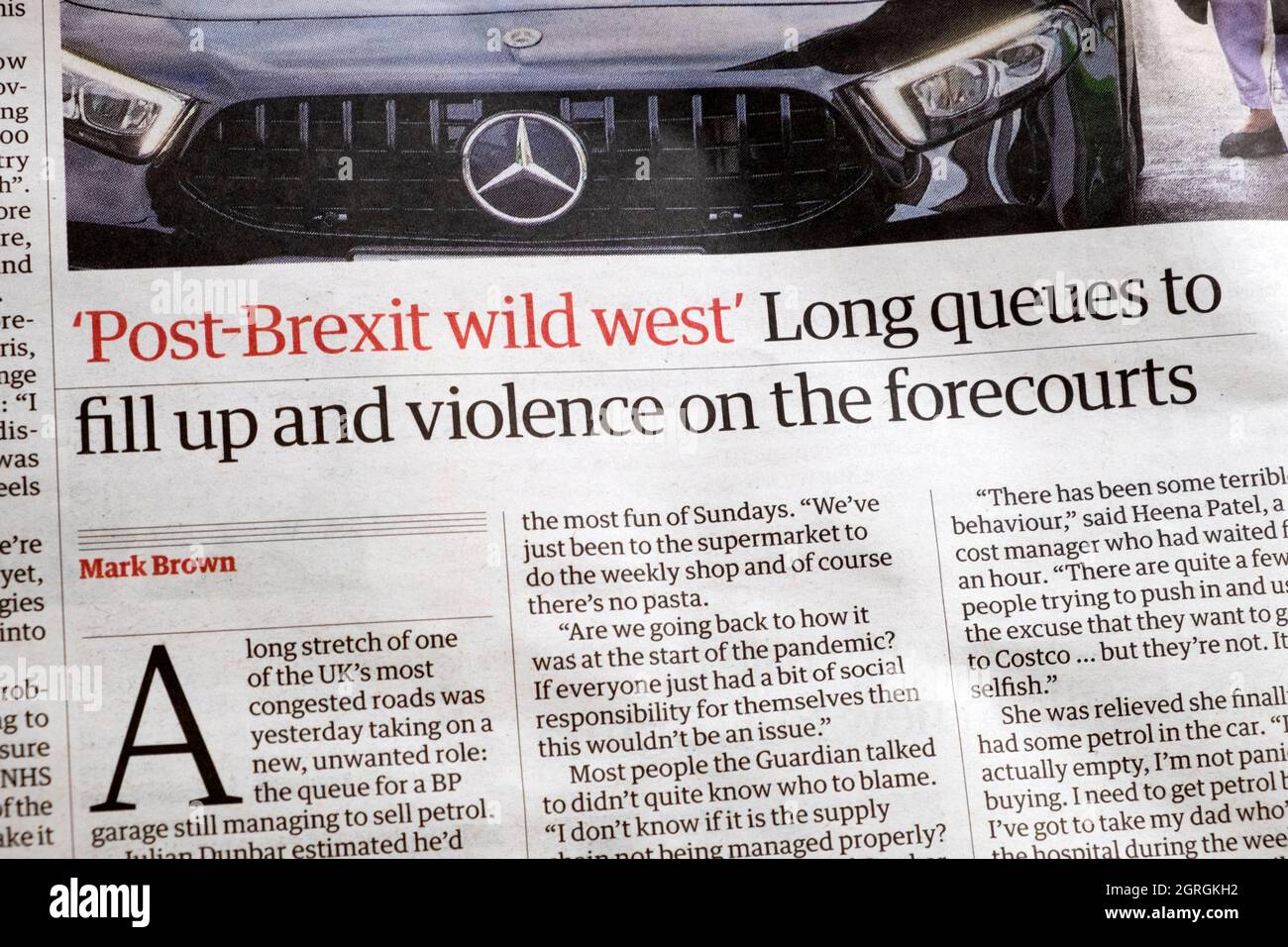 "Après le Brexit Wild West longues files d'attente pour se remplir et la violence sur les prévisionnistes" journal Guardian titre pénurie d'essence 27 septembre 2021 Londres Royaume-Uni Banque D'Images