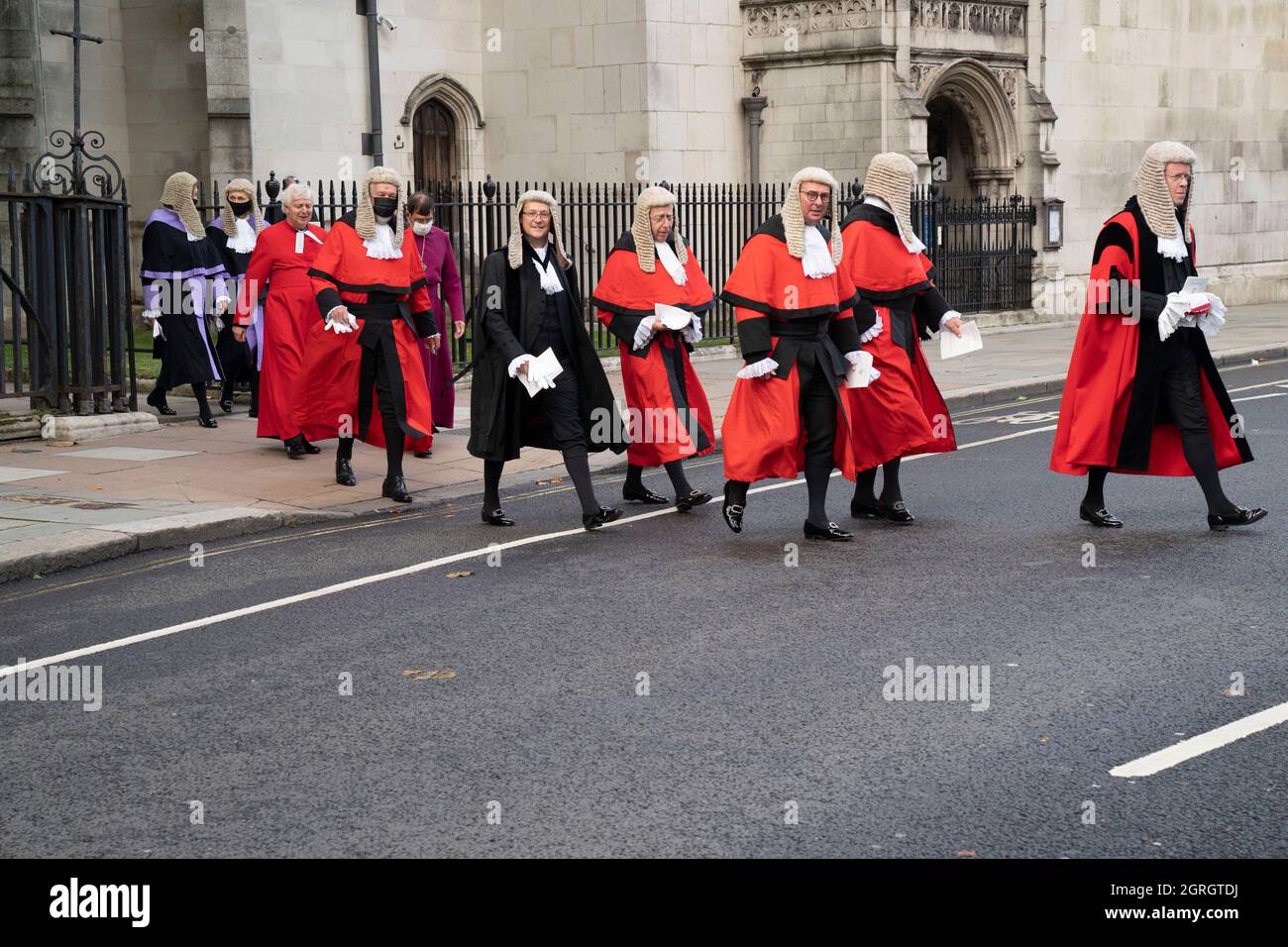 LONDRES - 1er OCTOBRE : le service annuel des juges a eu lieu à l'abbaye de Westminster à Londres aujourd'hui, 1er octobre 2021. Des juges, Q.CÕs et des personnalités juridiques de haut rang, marchent de l'abbaye de Westminster aux chambres du Parlement pour une réception organisée par le Lord Chancellor. La coutume remonte au Moyen-âge, lorsque les juges ont prié pour obtenir des conseils au début de l'année légale. Photo de David Levenson/Alay Live News Banque D'Images