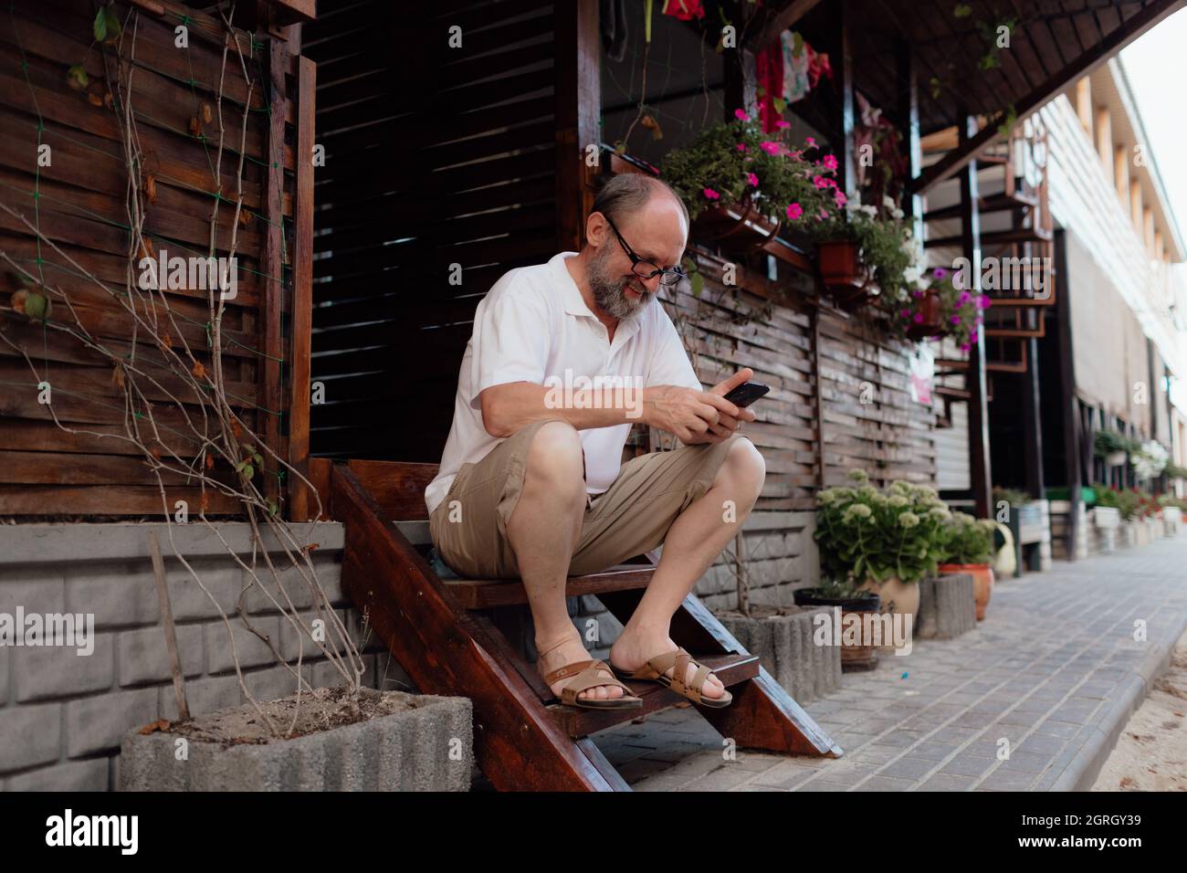 Drôle de vieil homme il parle au téléphone . Vacances d'été Banque D'Images