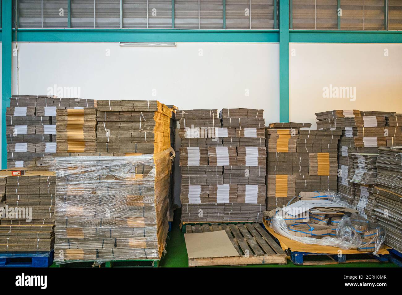 Empilé de boîtes en carton d'emballage plat sur palette pour l'emballage des produits et leur livraison dans l'entrepôt Banque D'Images