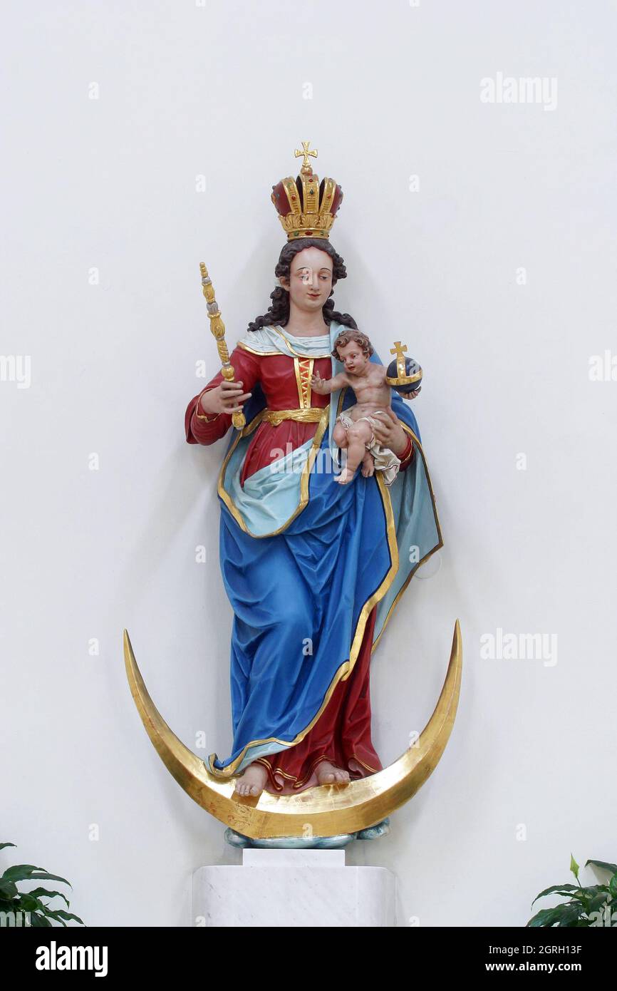Marie Reine du ciel, statue dans l'église paroissiale de Saint-Paul à Retkovec, Zagreb, Croatie Banque D'Images