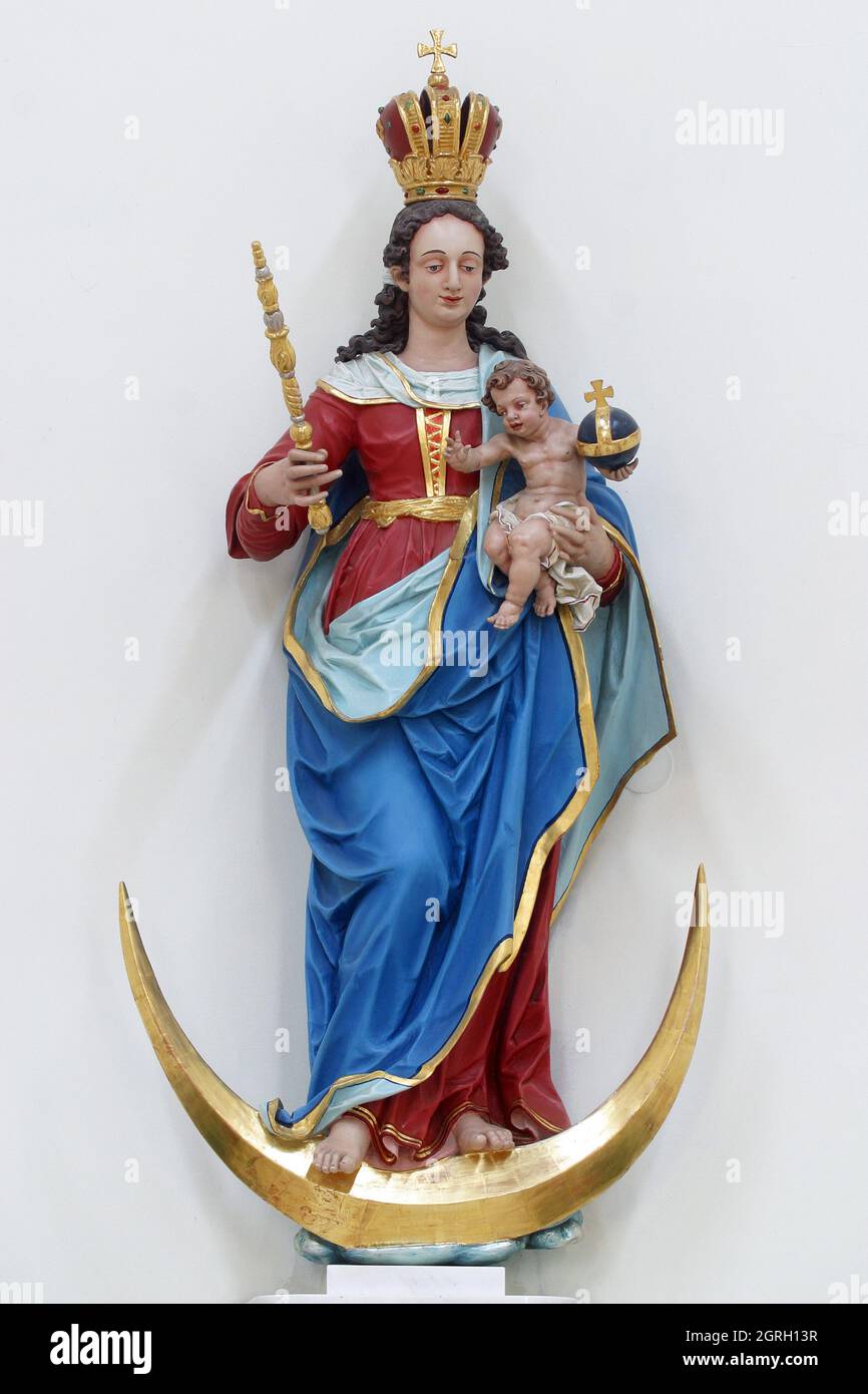Marie Reine du ciel, statue dans l'église paroissiale de Saint-Paul à Retkovec, Zagreb, Croatie Banque D'Images