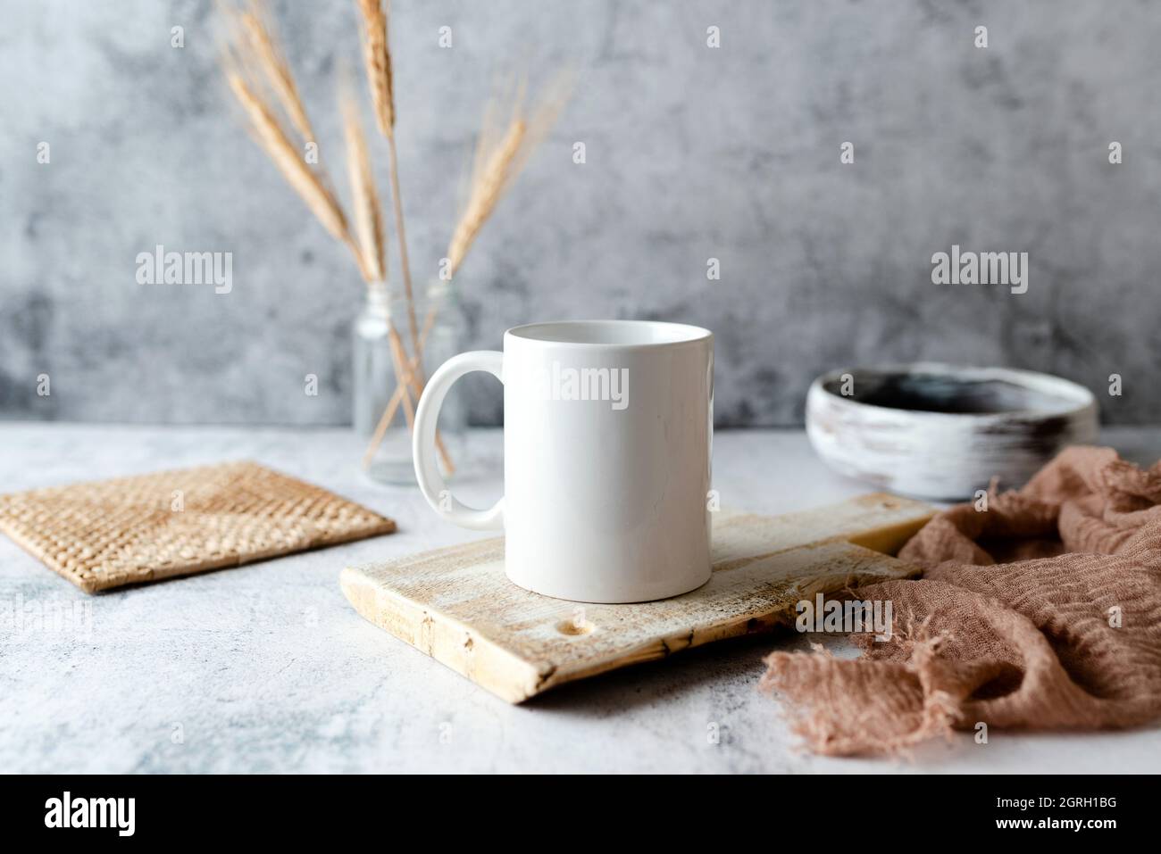 Tasse à café maquette, boho ou mug à thème de cuisine, tons  neutres.Maquette de marque de concept pour logo ou design Photo Stock -  Alamy