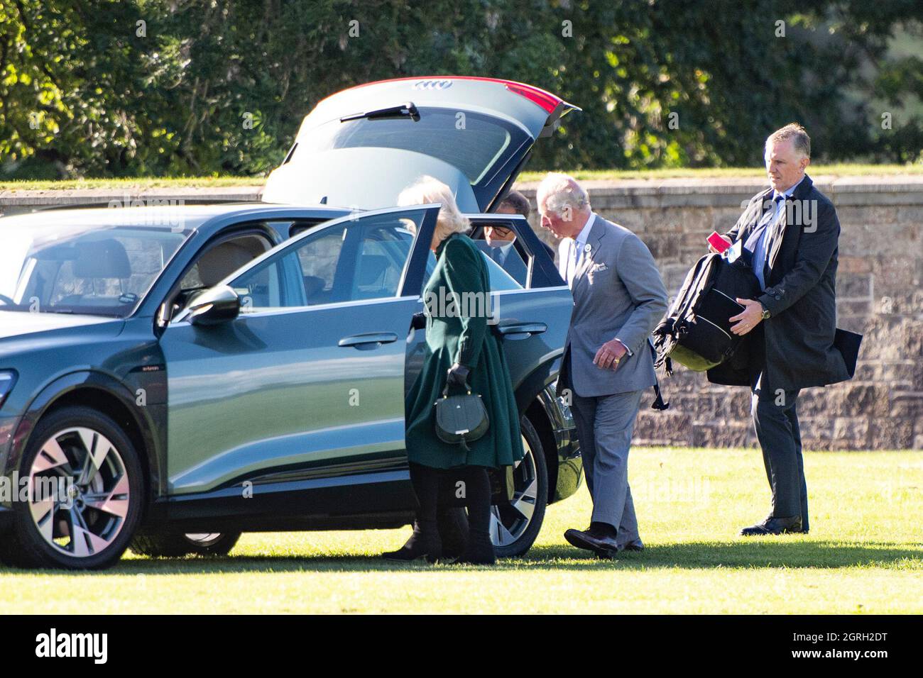 Édimbourg, Écosse, Royaume-Uni. 1er octobre 2021. PHOTO : le prince Charles, duc de Rothesay et le duc Camilla Duches de Rothesay, HRH, ont vu arriver à Édimbourg en atterrissant dans leur hélicoptère royal au palais de Holyroodhouse avant d'aller dans une voiture et de partir à un engagement. Crédit : Colin Fisher/Alay Live News Banque D'Images