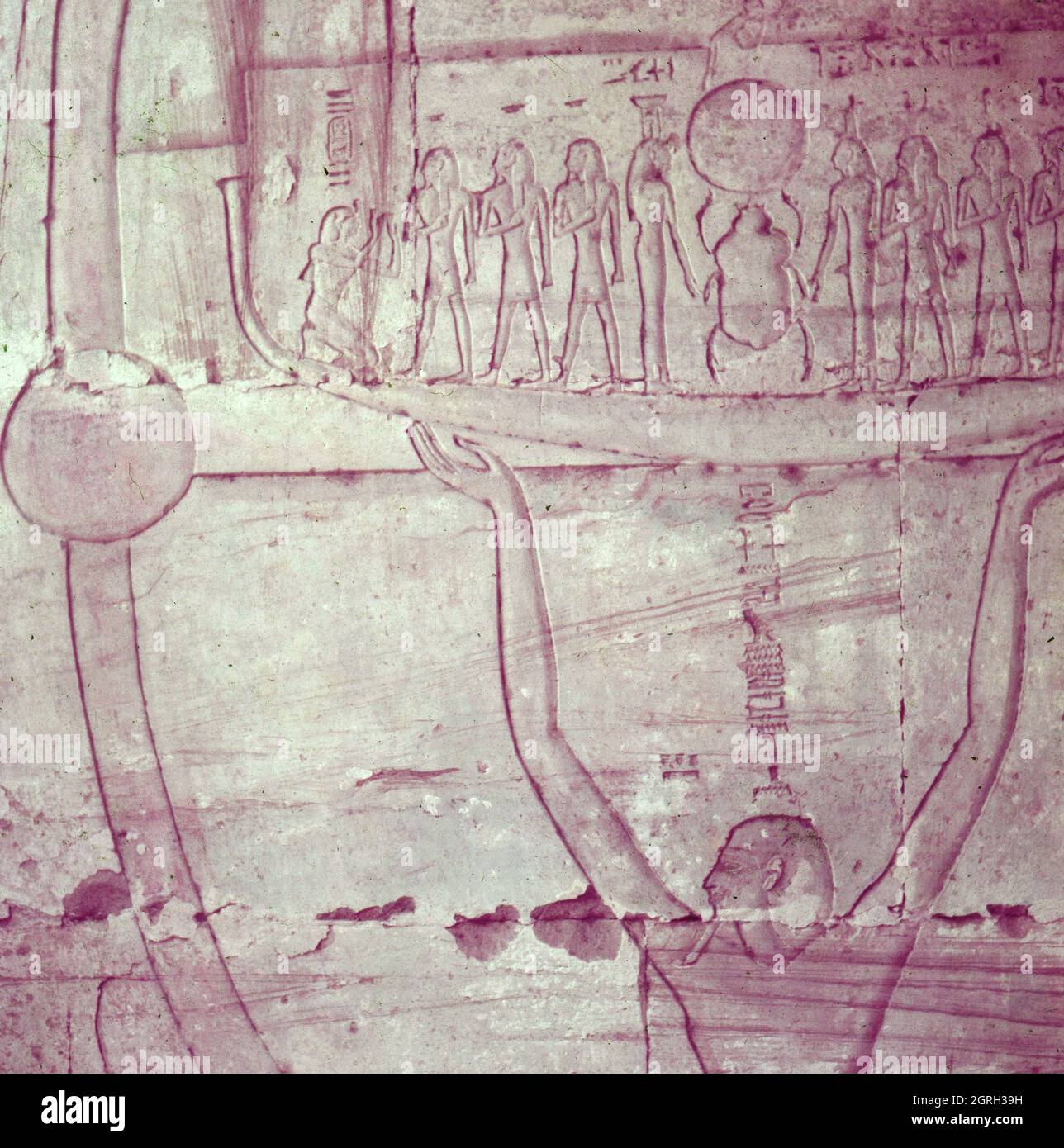 Schöpfungsgott Ptah (unten) hält die Sonnenbarke auf einem Wandrelief im Totentempel des Pharao Sethos I. in Abydos, Ägitten 1955. Dieu créateur Ptah tenant le vaisseau solaire sur un relief mural au temple de pharaon Seti I à Abydos, Egypte 1955. Banque D'Images