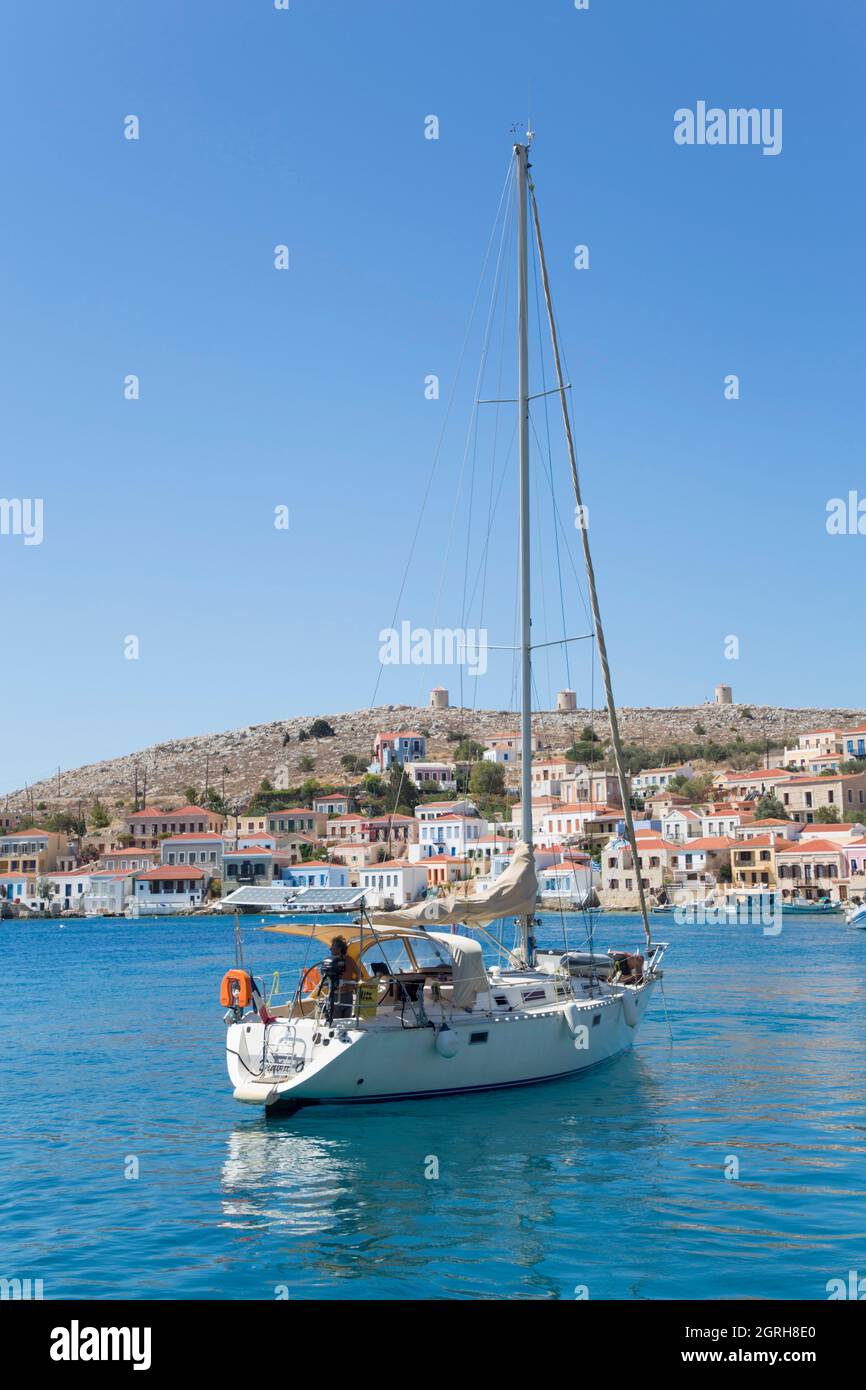 Yacht, Port d'Emborio, île de Halki (Chalki), Groupe Dodécanèse, Grèce Banque D'Images