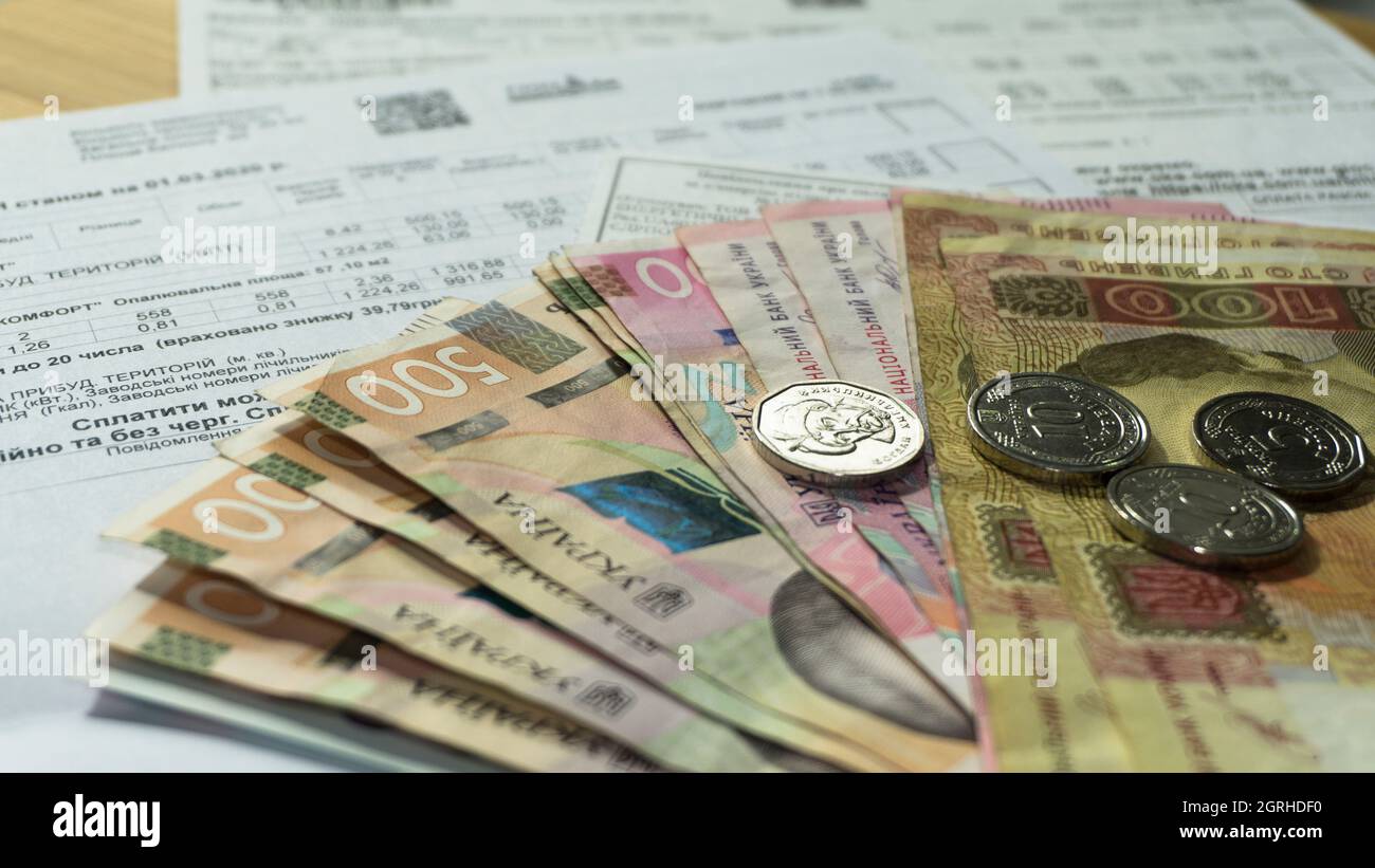 Hryvnia ukrainien de l'argent et des pièces d'un cent fond de bois, d'une facture Banque D'Images