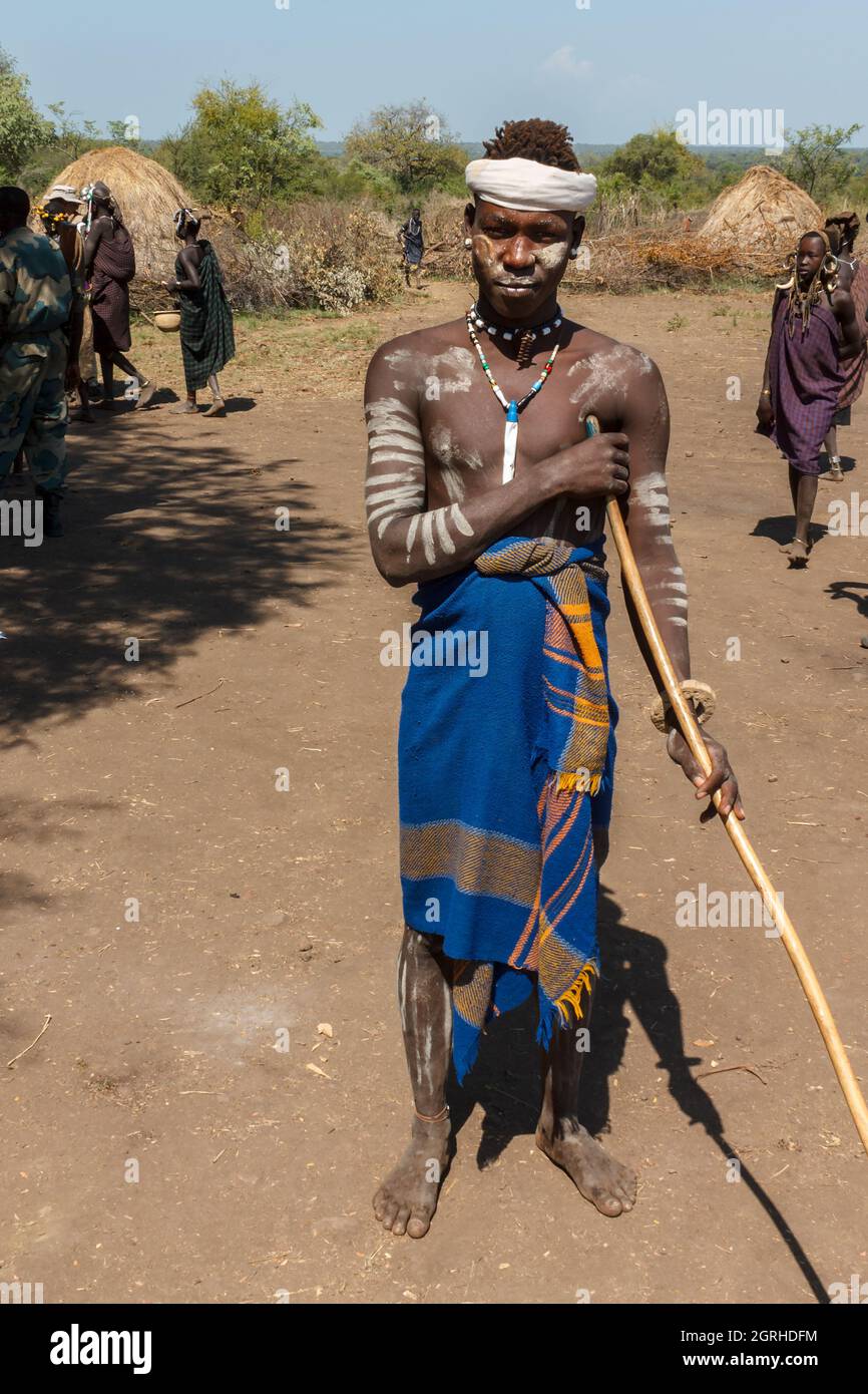 Omo Valley, village de Mursi, Éthiopie - 07 décembre 2013 : jeune homme de la tribu de Mursi. Homme de la tribu africaine Mursi pose pour un portrait, Mago Natio Banque D'Images