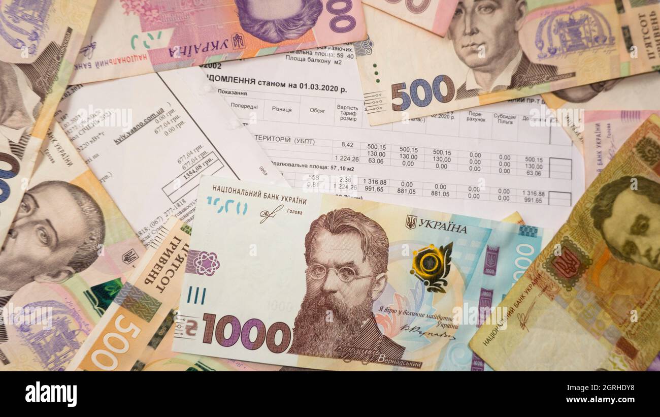 Hryvnia ukrainien de l'argent et des pièces d'un cent fond de bois, d'une facture Banque D'Images