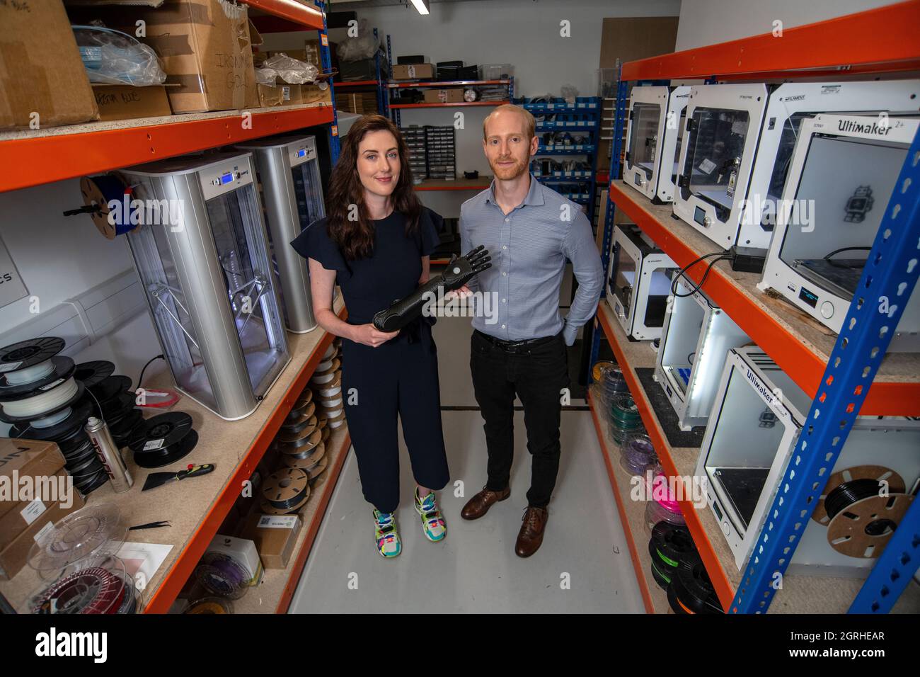 Joel Gibbard MBE et Samantha Payne MBE, fondateurs de la bionique Open Bionics, ont été les créateurs de la branche bionique « Hero Arm » à leur siège social de Bristol. Banque D'Images