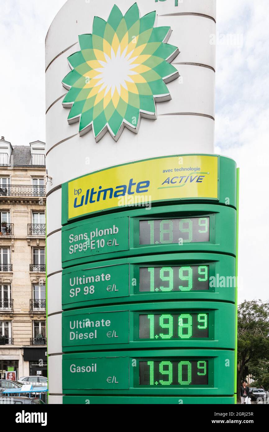 Paris, France. 1er octobre 2021. Le signe du prix d'une station essence BP  Ultimate dans le 16ème arrondissement de Paris où le sans plomb 98 atteint  près de 2 euros, avec un