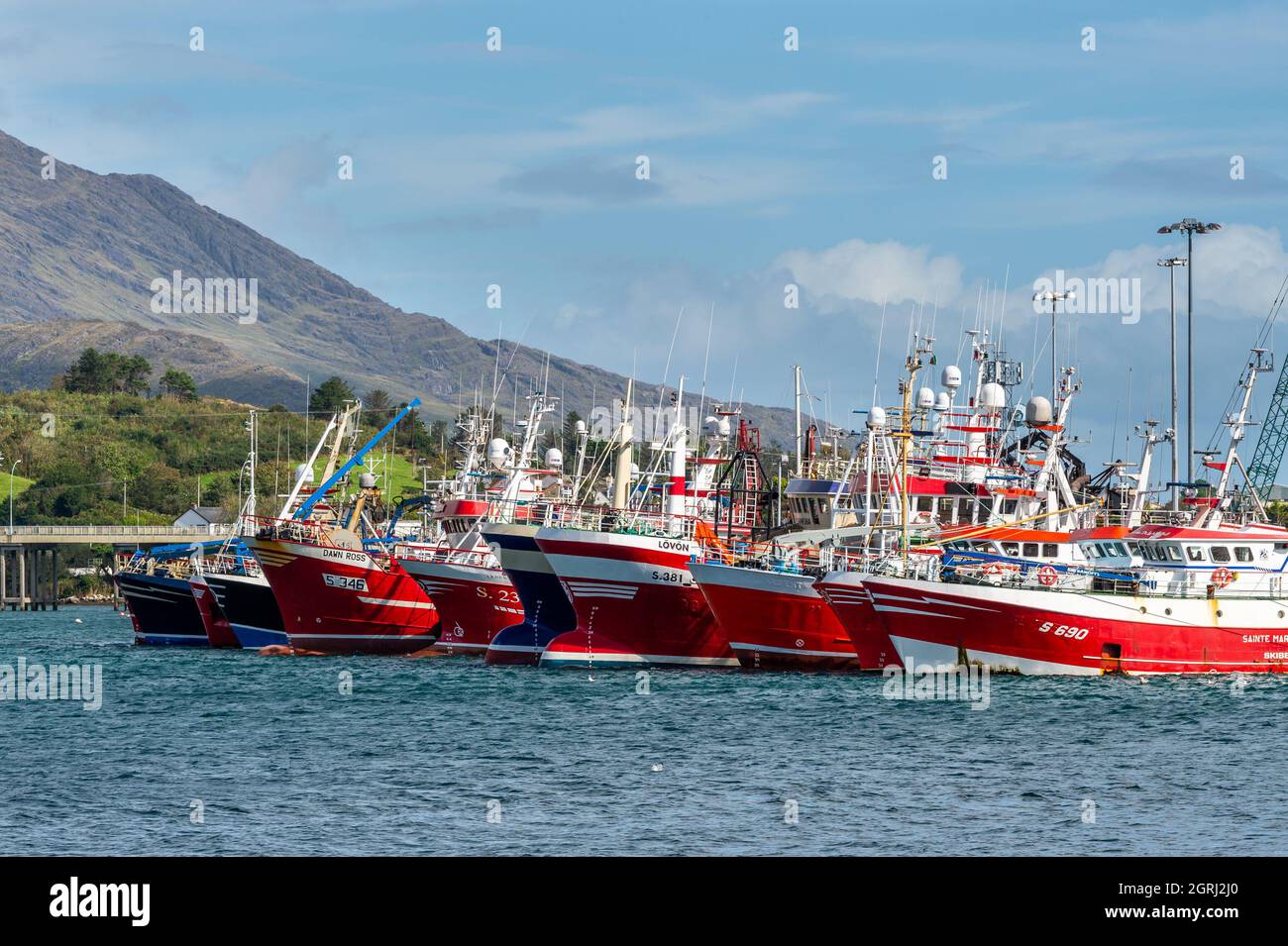 Castletownbere, West Cork, Irlande. 1er octobre 2021. La flotte de pêche de Castletownbere est amarrée par une journée ensoleillée à West Cork. Cet après-midi sera un mélange de sorts ensoleillés et de douches éparses, avec ce qui se porte dans le week-end. Crédit : AG News/Alay Live News Banque D'Images