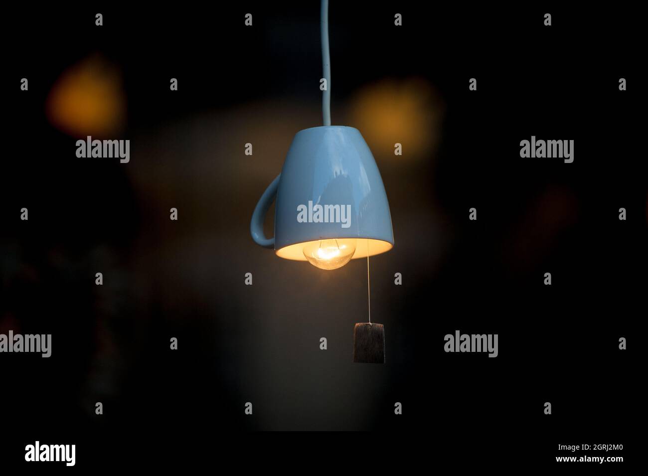 Lampe sous forme de tasse à thé avec un arrière-plan flou. Banque D'Images