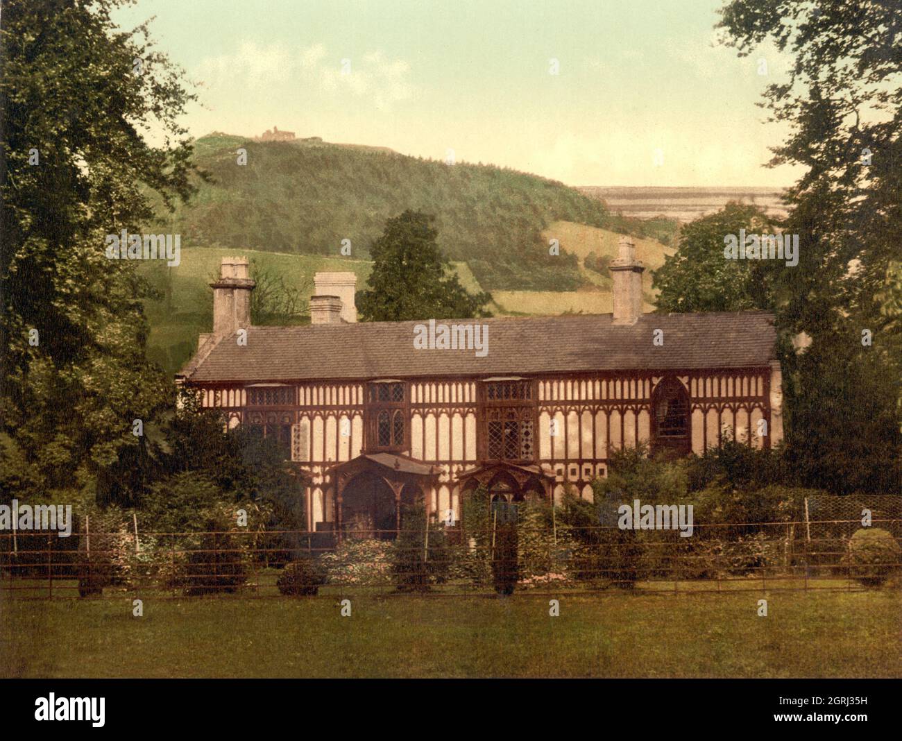 Photo rétro de couleur main vers 1890 de Plas Newydd à Llangollen, maison des Dames de Llangollen qui ont vécu à Llangollen pays de Galles de 1780 à 1831 avec les ruines du château de Dinas Bran en arrière-plan Banque D'Images